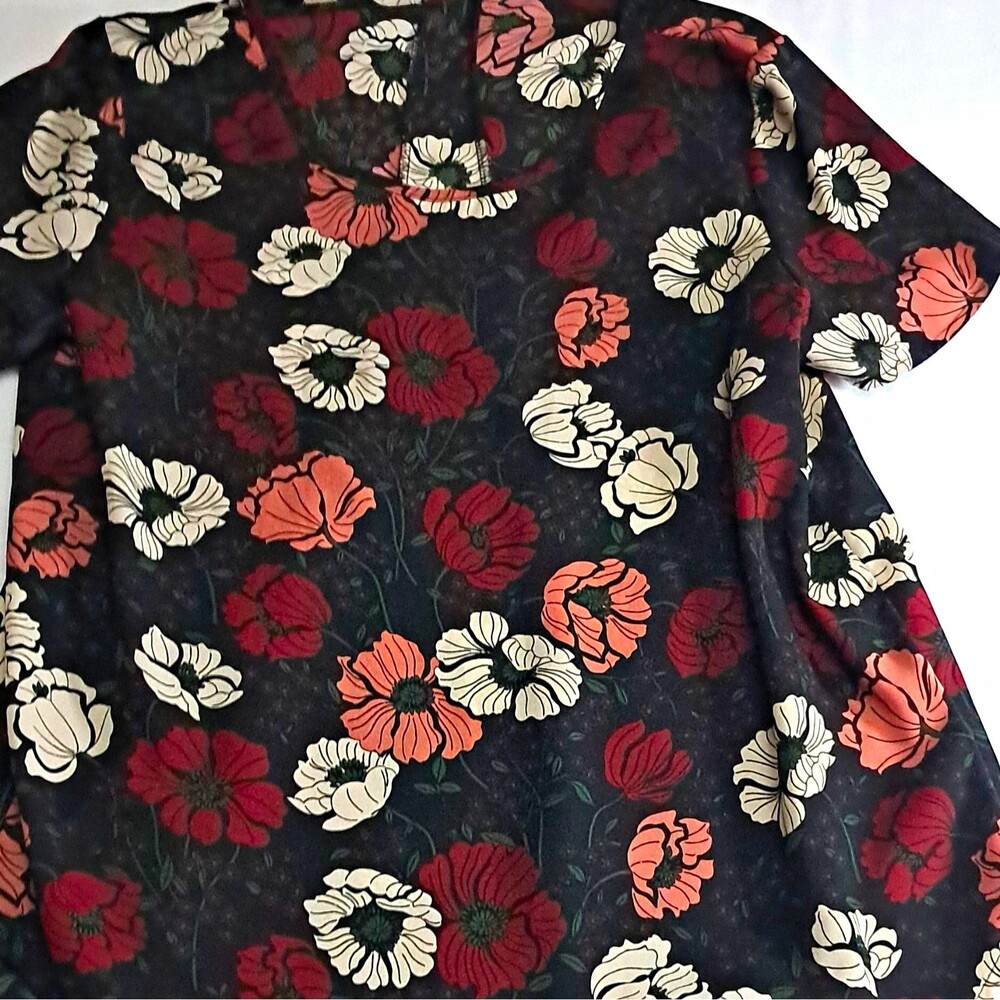 Women’s S Black Floral Round Neck Short Sleeve 100% Polyester Top W/Pleated Back